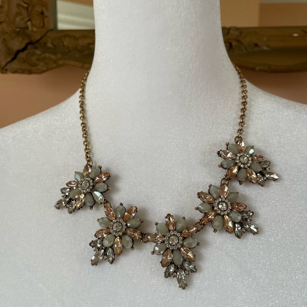 Tadashi Shoji Gorgeous Gray Gold Metallic Floral Design Necklace Included. S 8